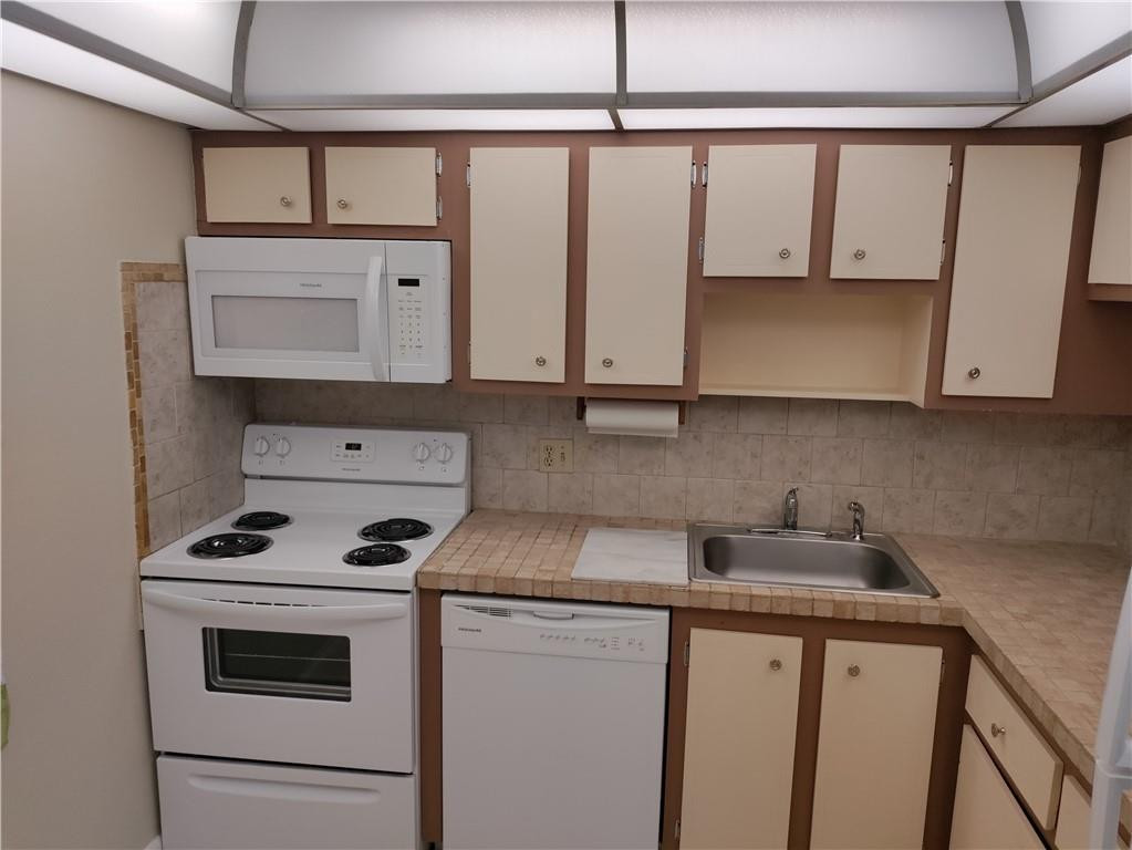 1040 Country Club Dr 204