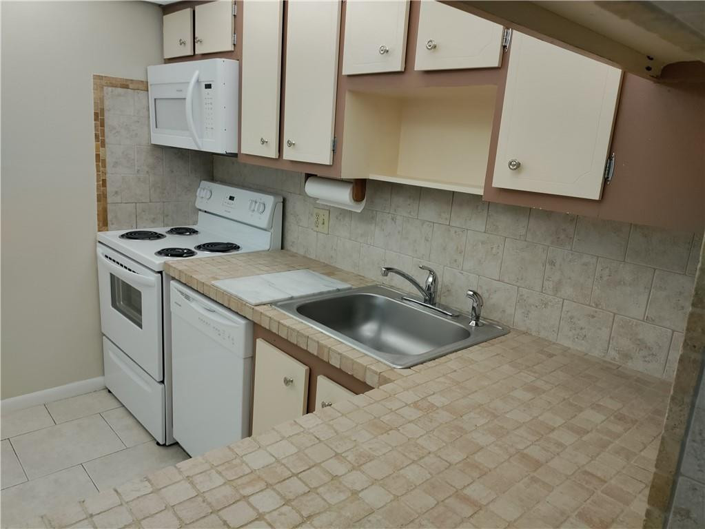 1040 Country Club Dr 204