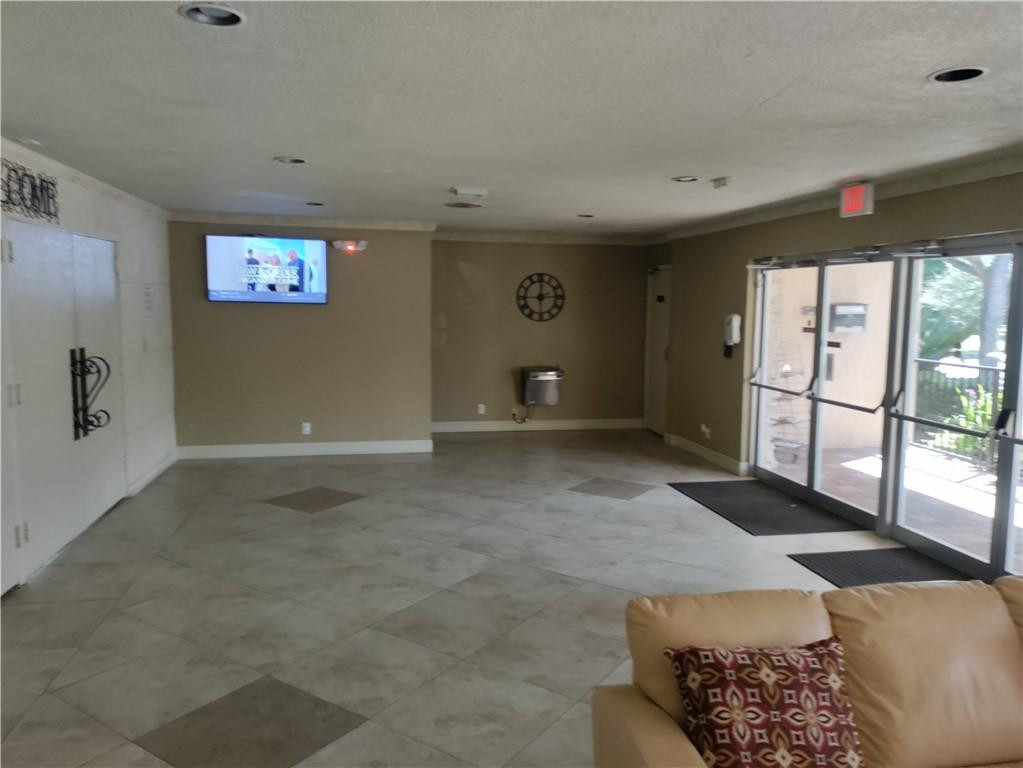 1040 Country Club Dr 204