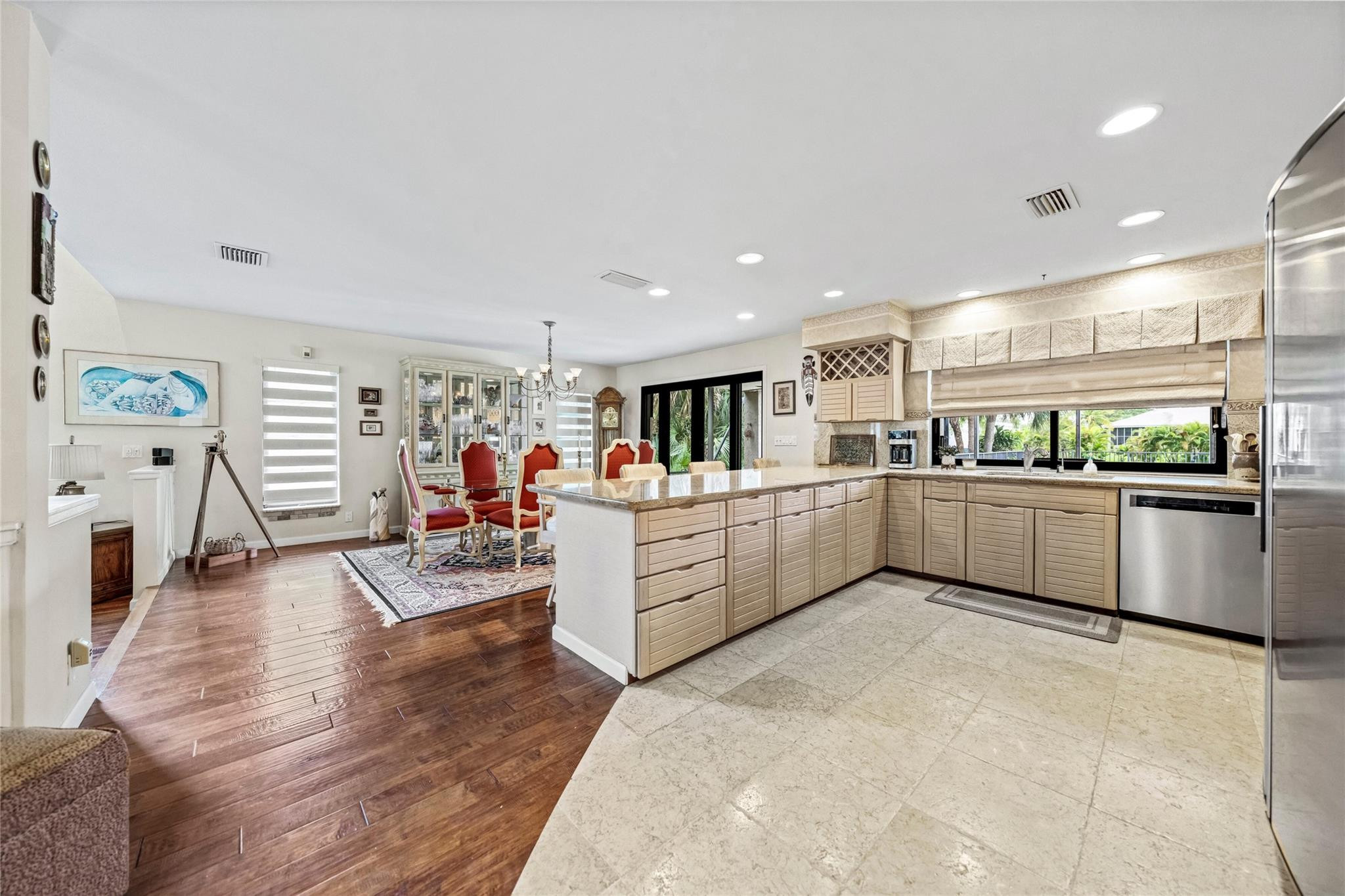 6687 NW 66th Ave