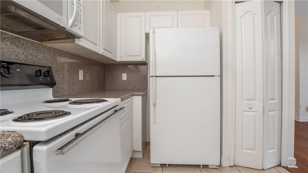 100 S JACARANDA C.C. 200