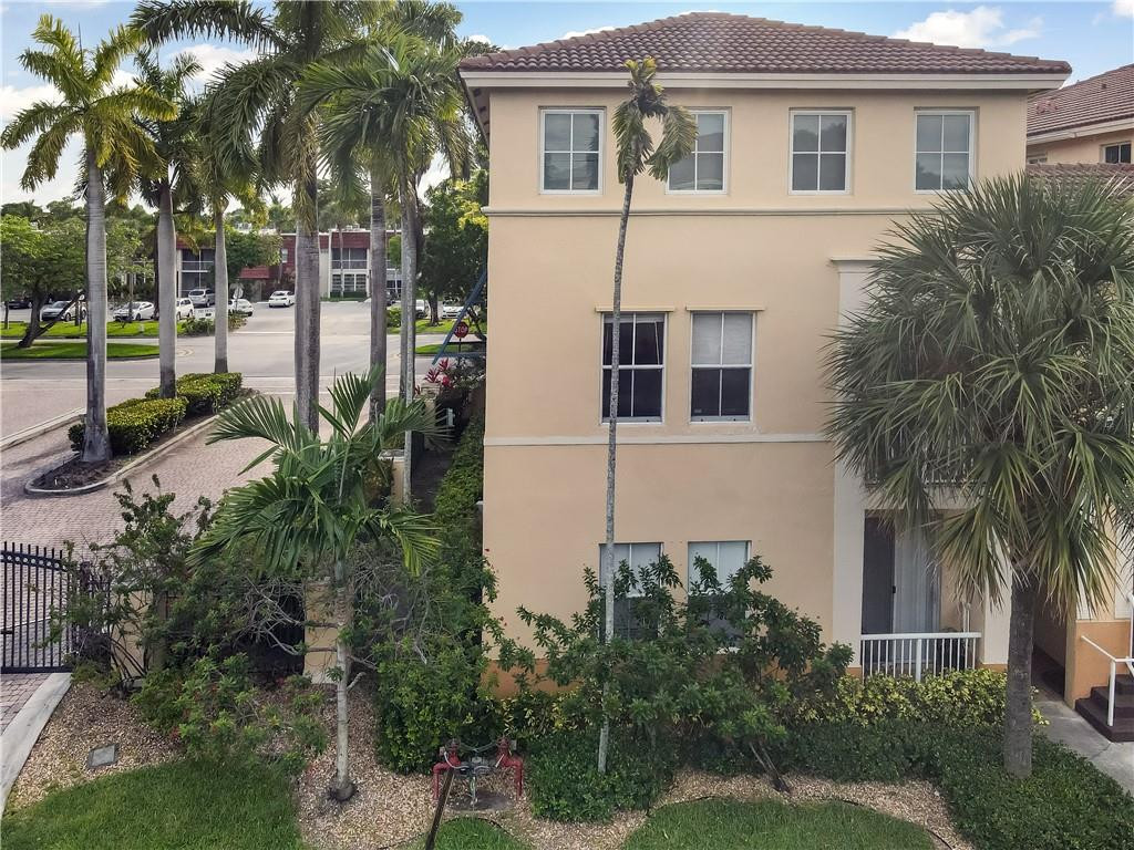 100 S JACARANDA C.C. 200