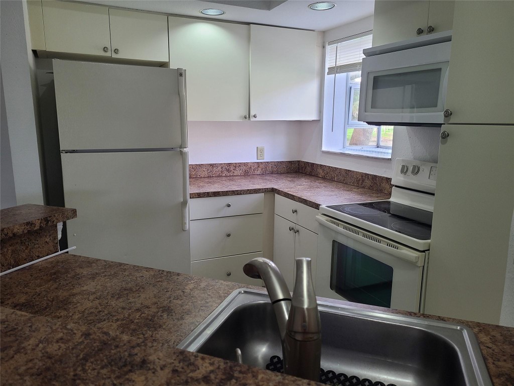 3330 Pinewalk Dr N 1617