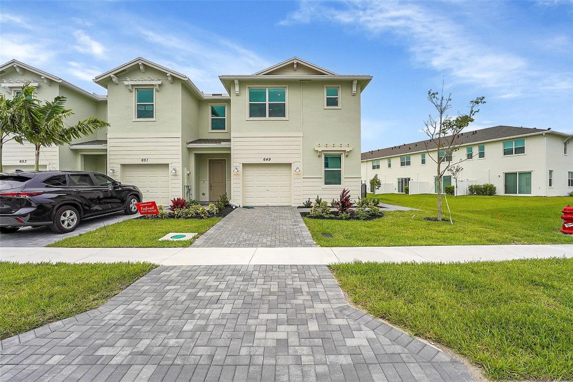 649 SE Lake Falls St