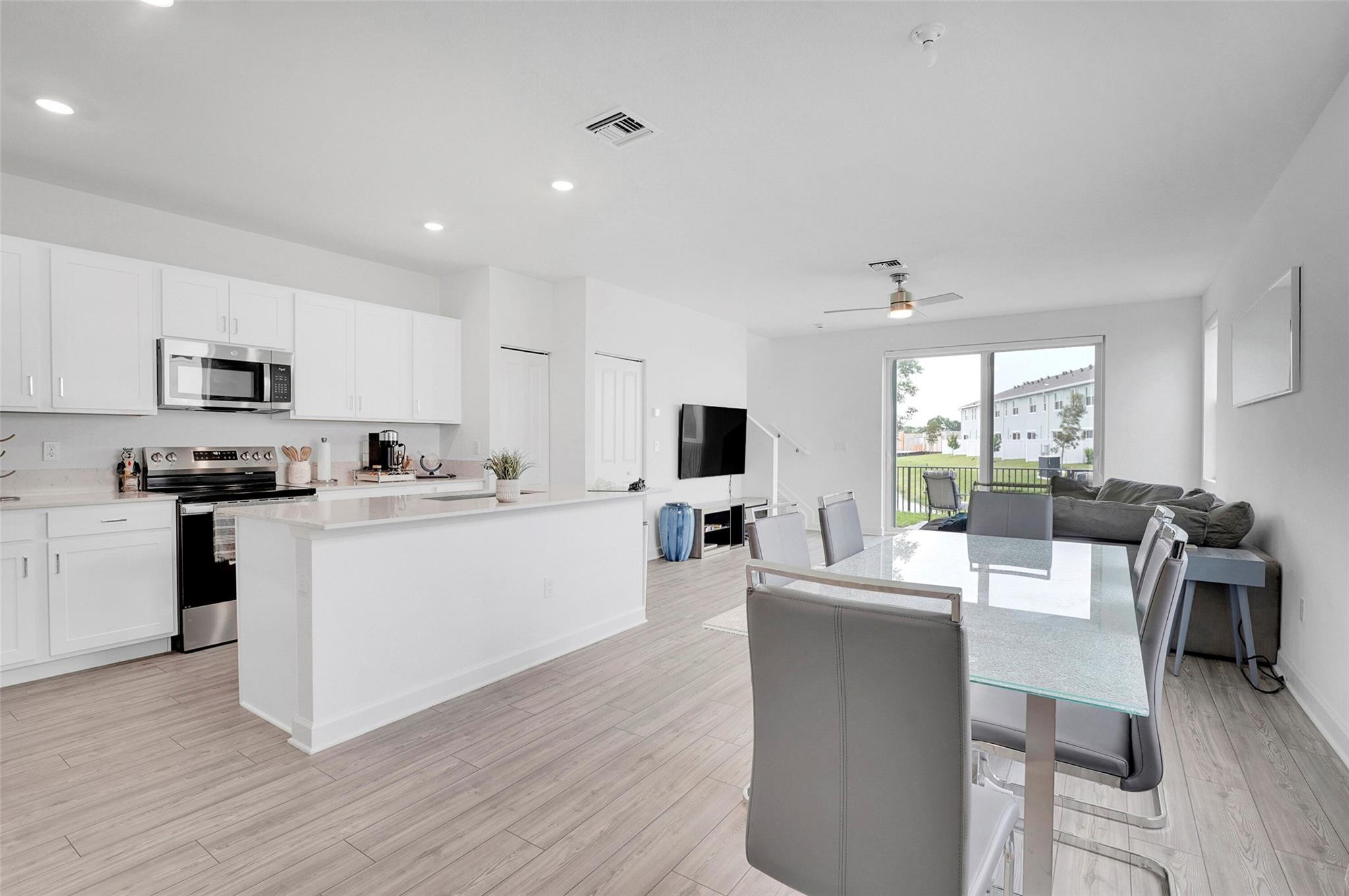 649 SE Lake Falls St