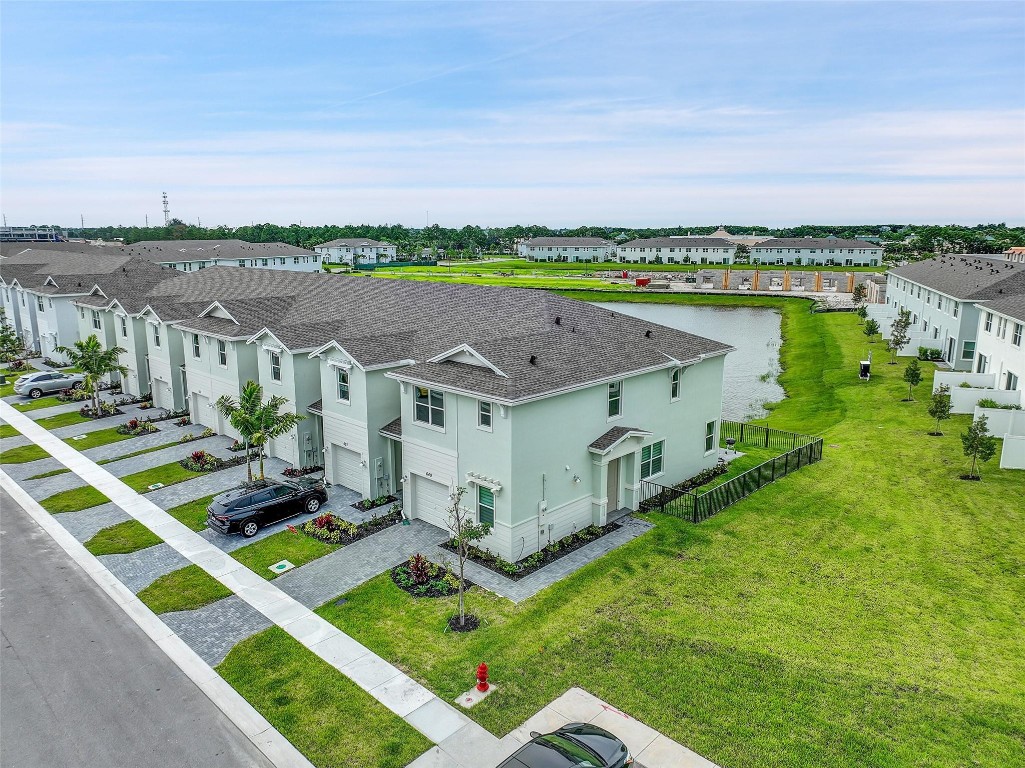 649 SE Lake Falls St