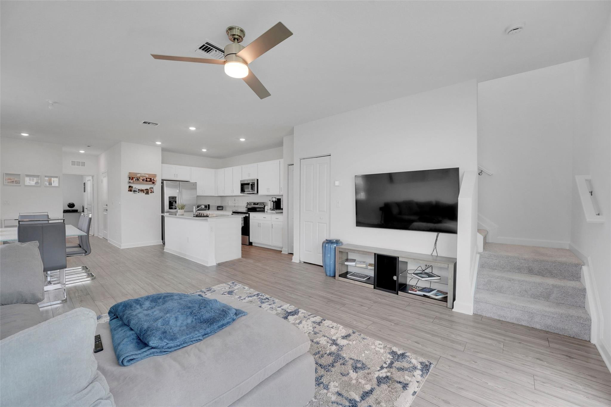 649 SE Lake Falls St