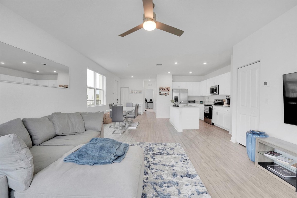 649 SE Lake Falls St