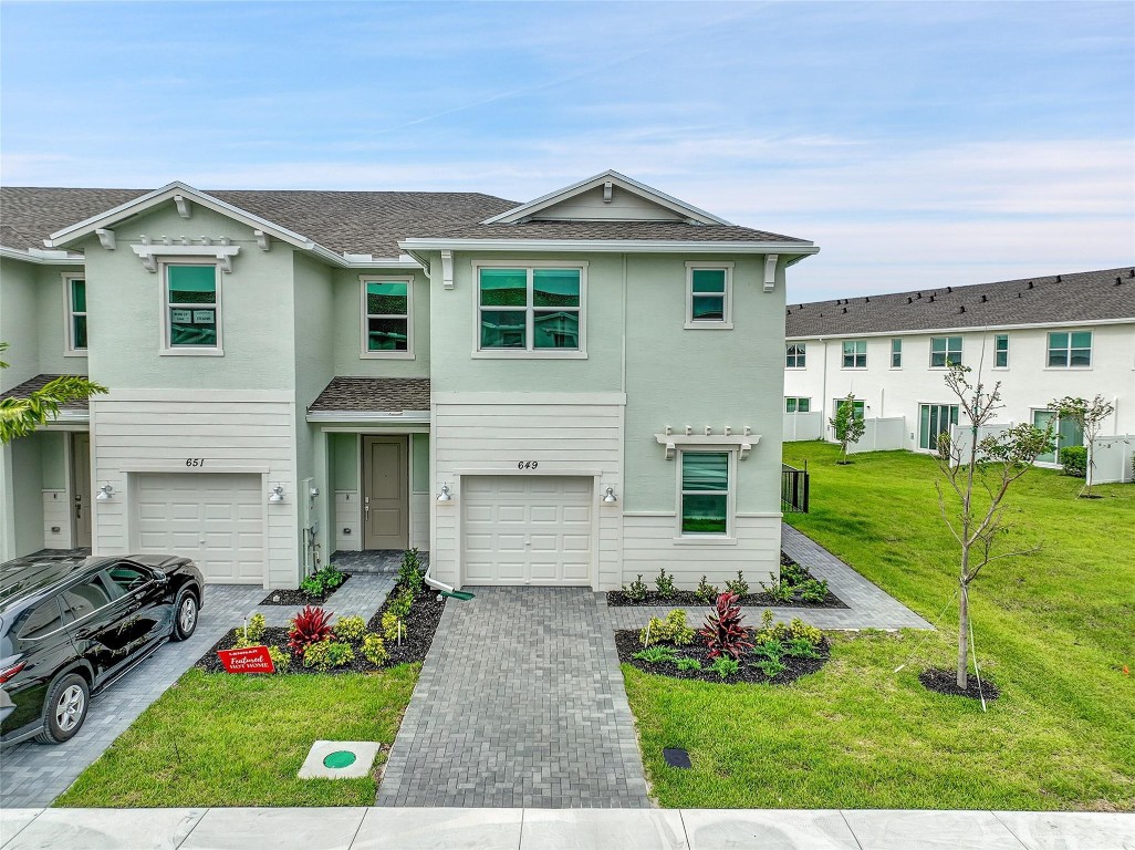 649 SE Lake Falls St