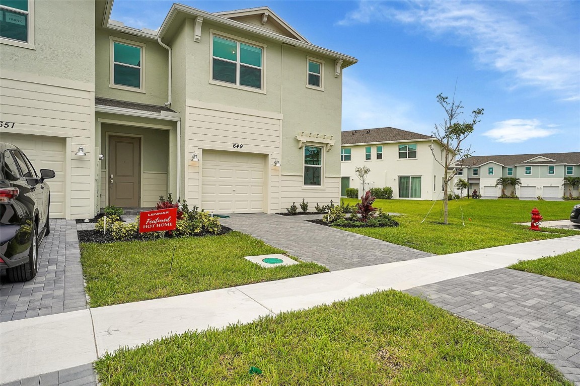 649 SE Lake Falls St