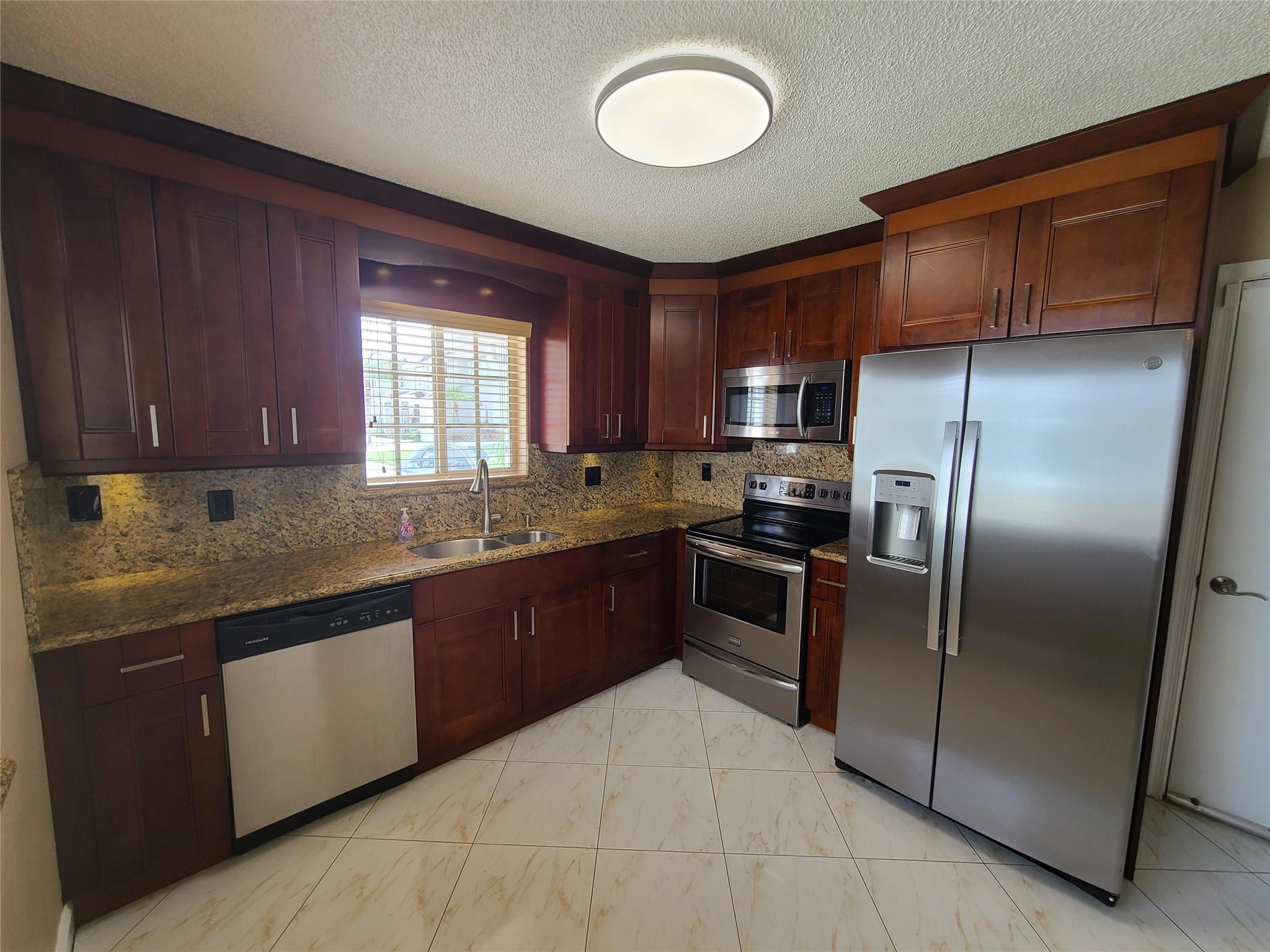 1427 SW 48th Ter