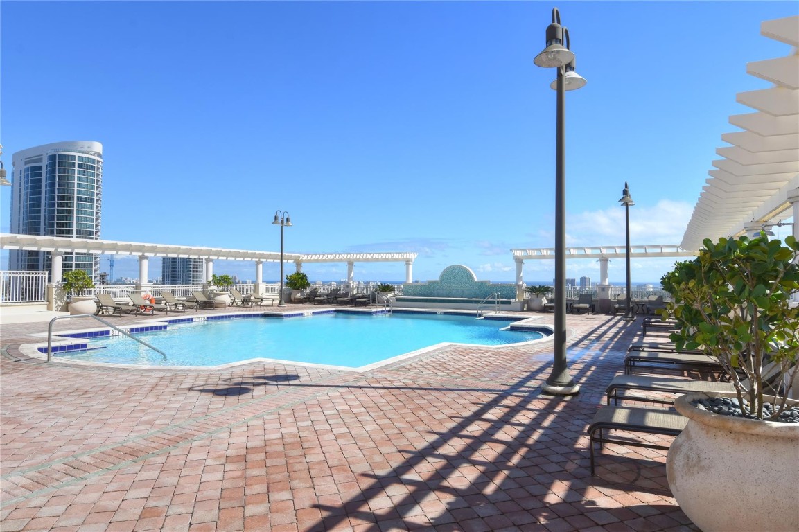 511 SE 5 Avenue 2002