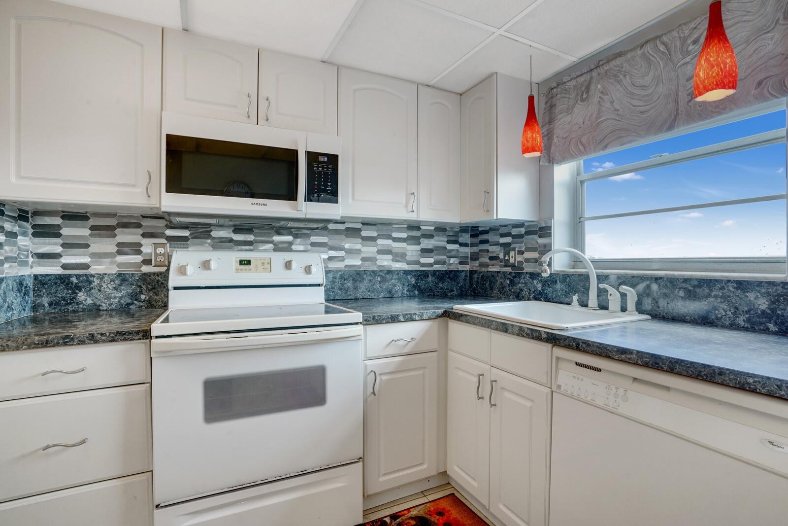 3048 E Sunrise Lakes Dr 418