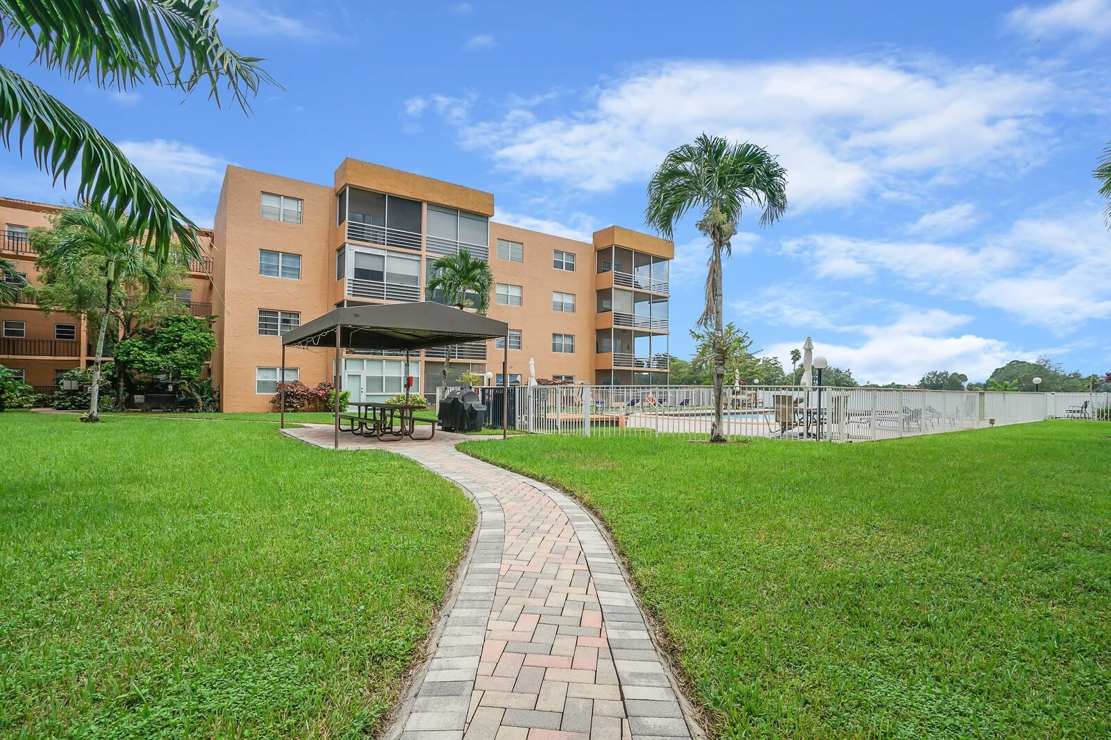 3048 E Sunrise Lakes Dr 418