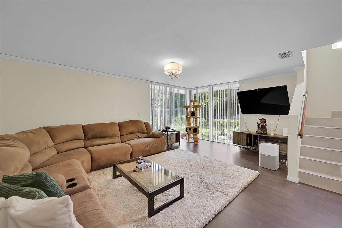 1301 Hampton Blvd 1301