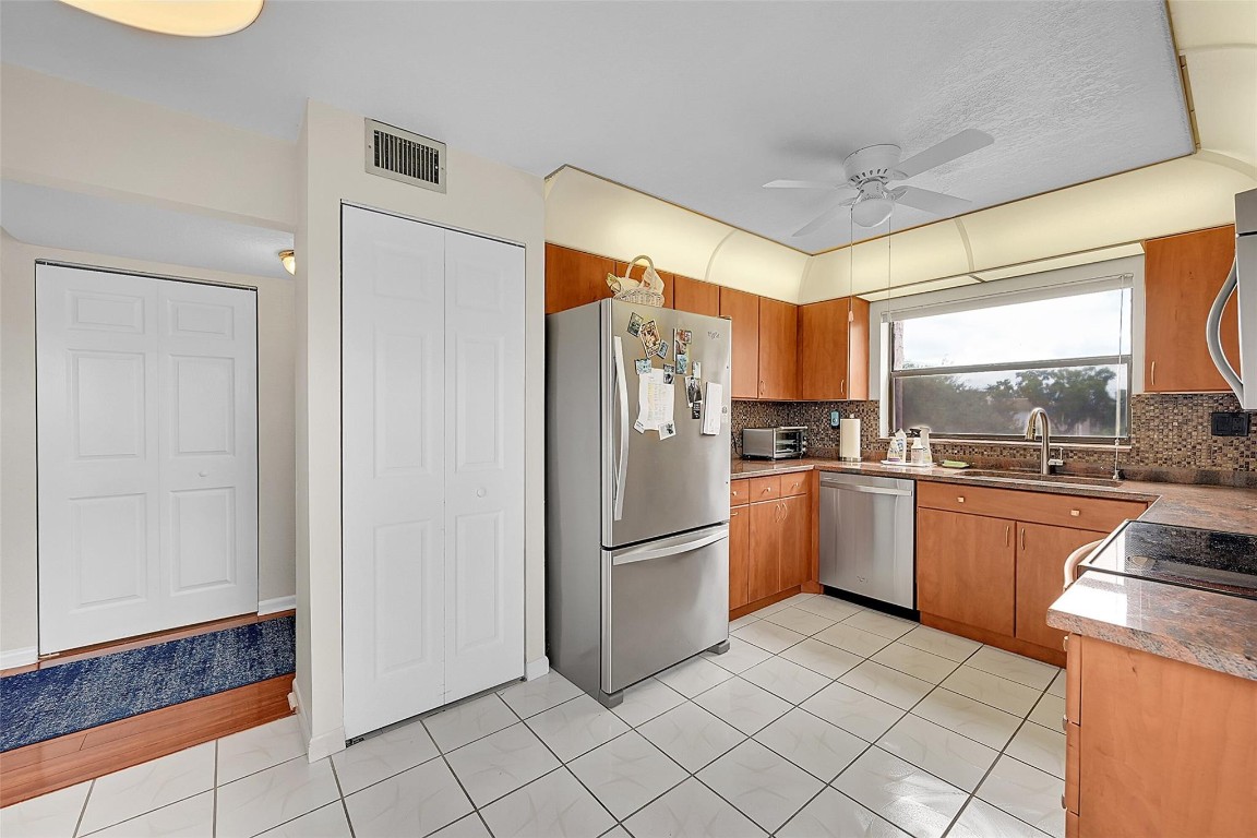 10145 Lakes Blvd 301