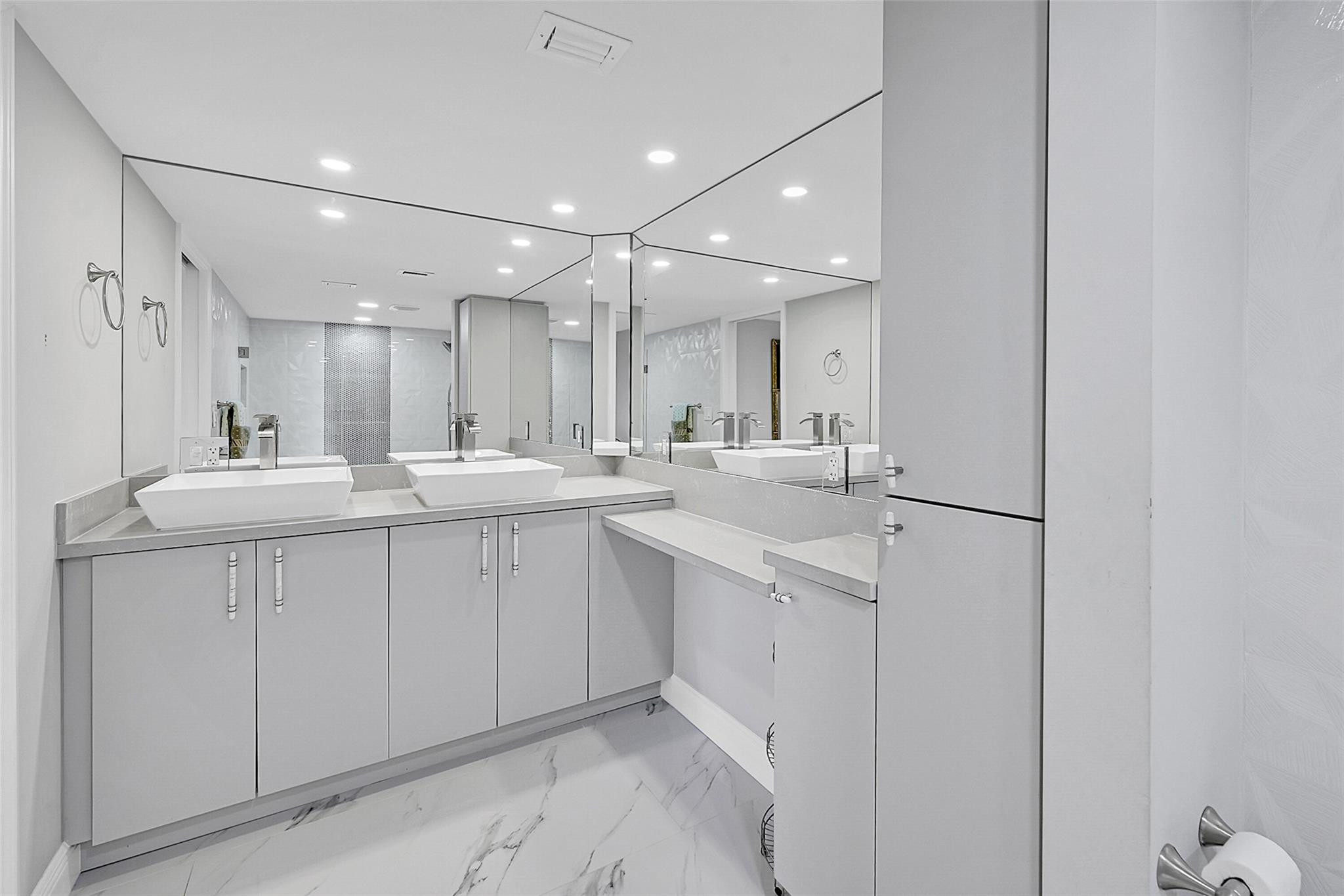 3502 Bimini Ln E4