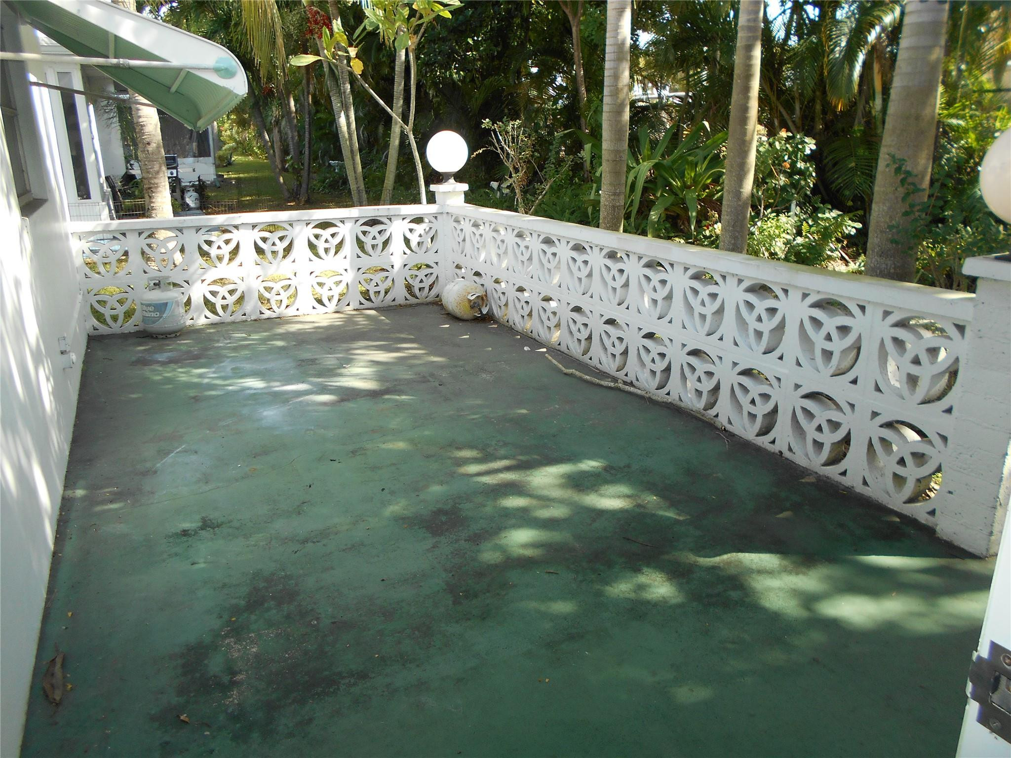 150 NW 27th St