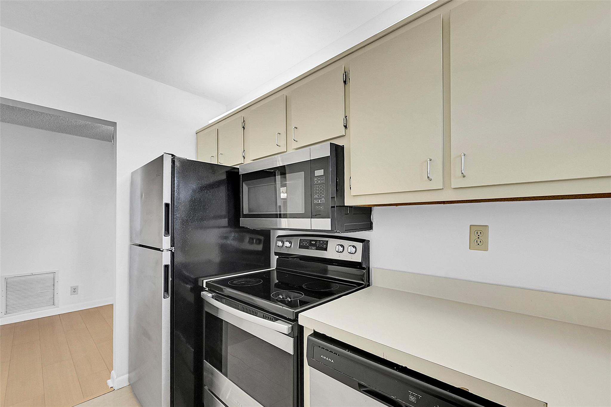 2400 NE 10th St 208