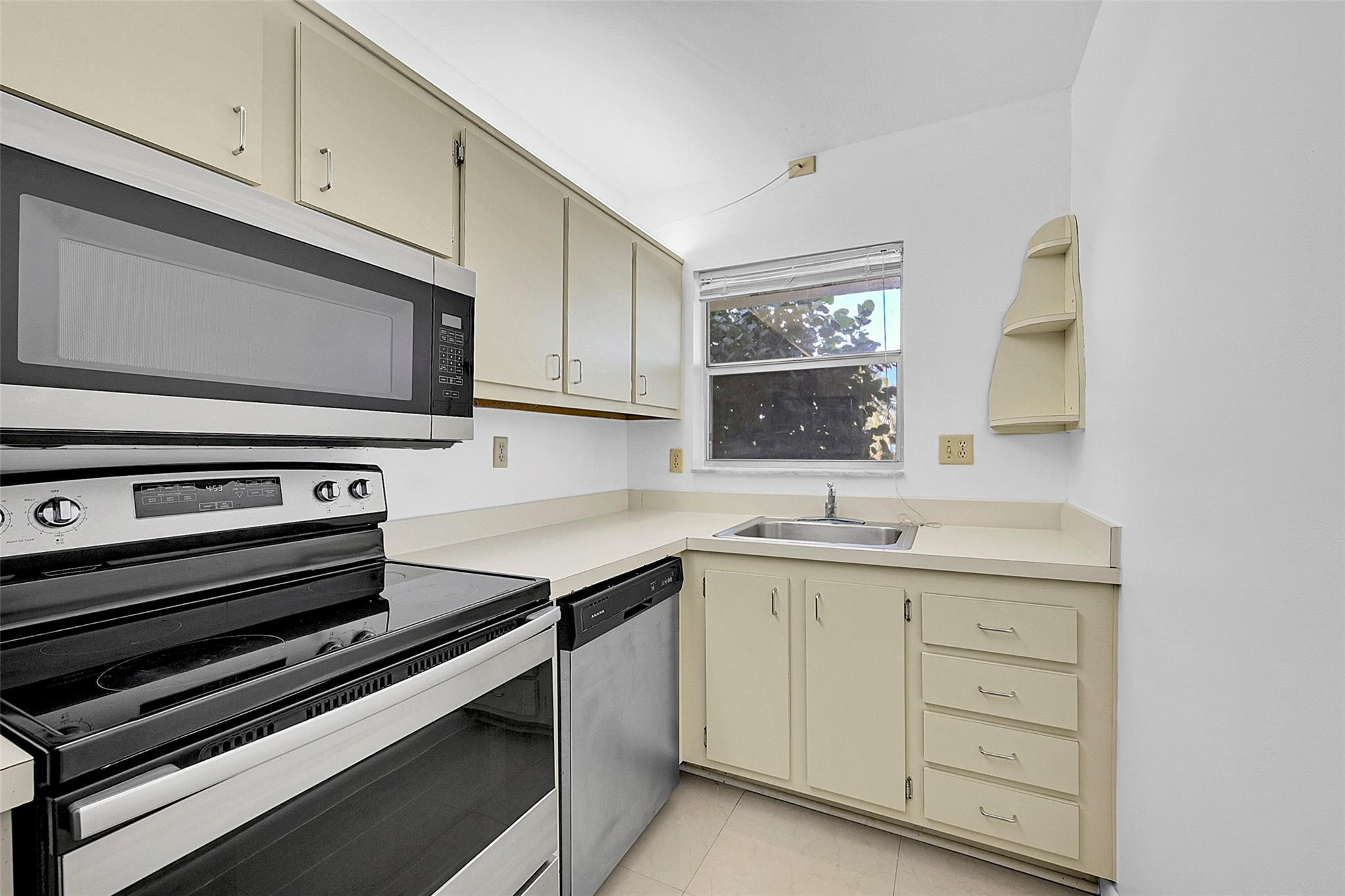 2400 NE 10th St 208