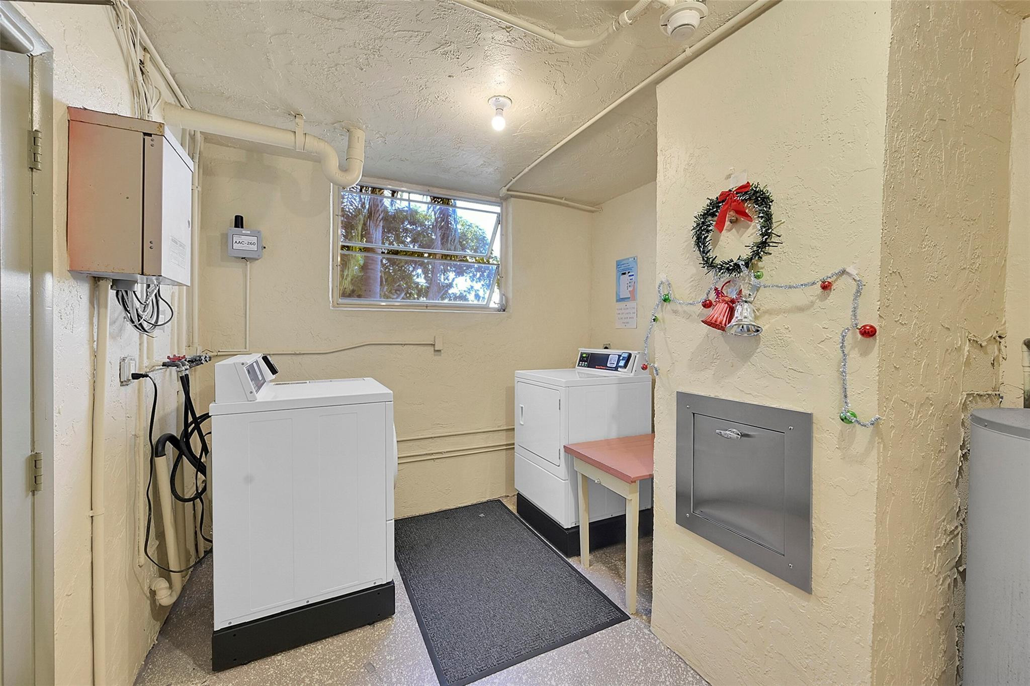 2400 NE 10th St 208