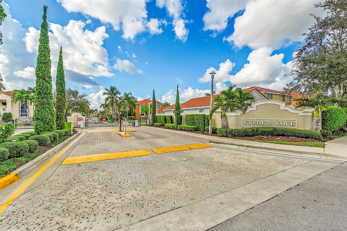 7379 Santa Monica Dr