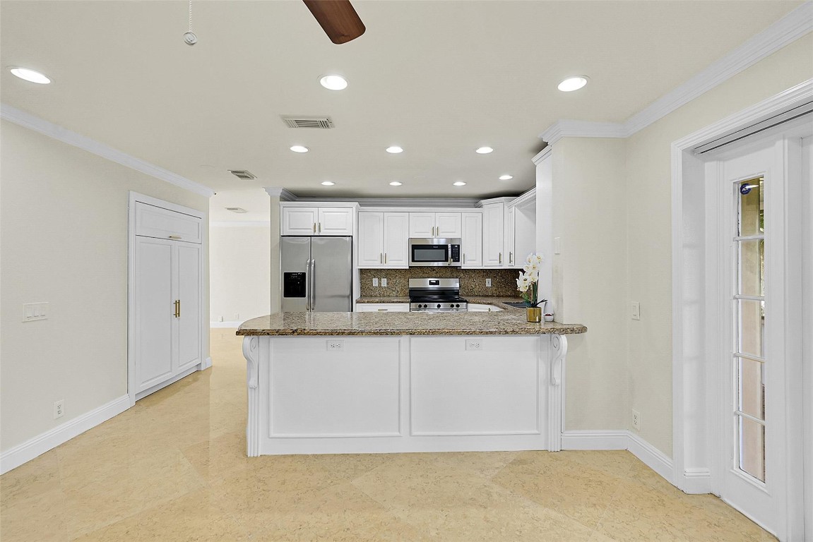 7379 Santa Monica Dr