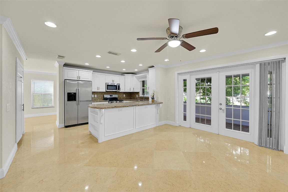 7379 Santa Monica Dr