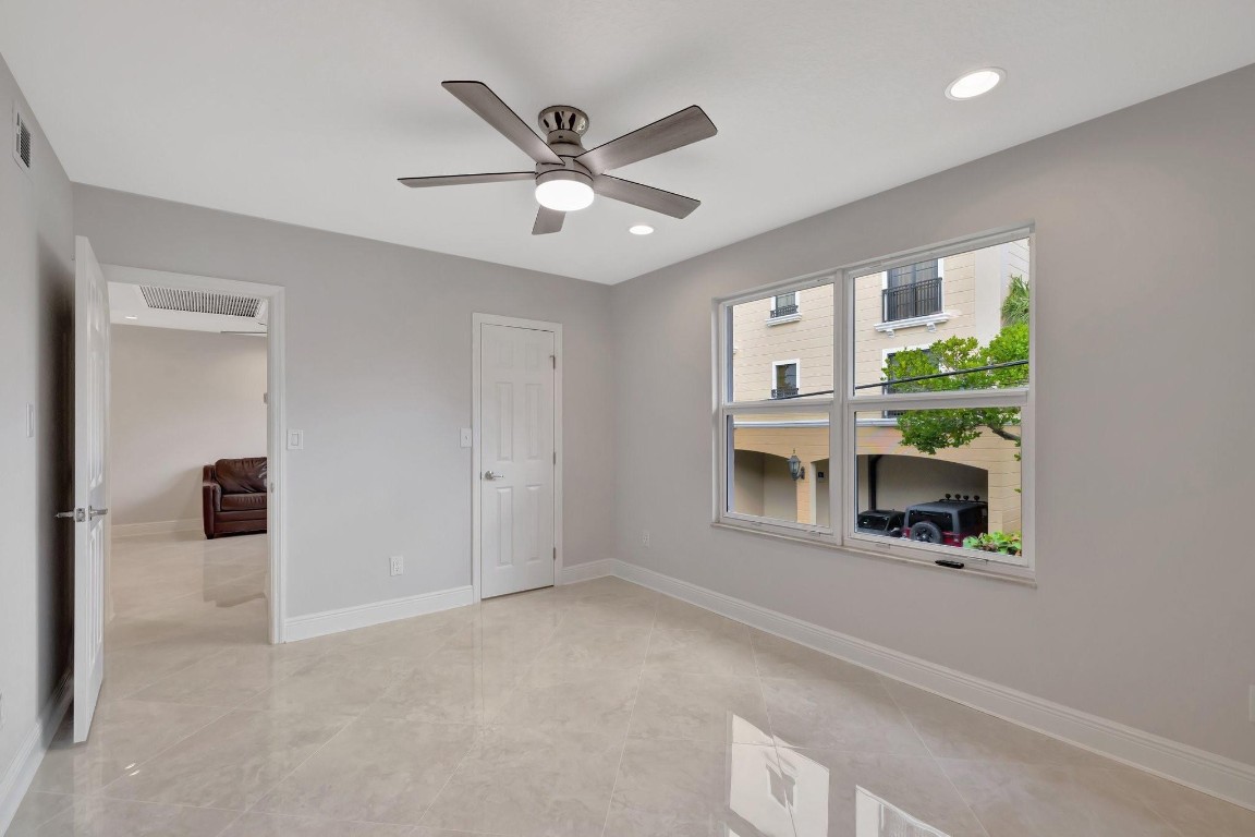 2400 NE 33rd Ave 212