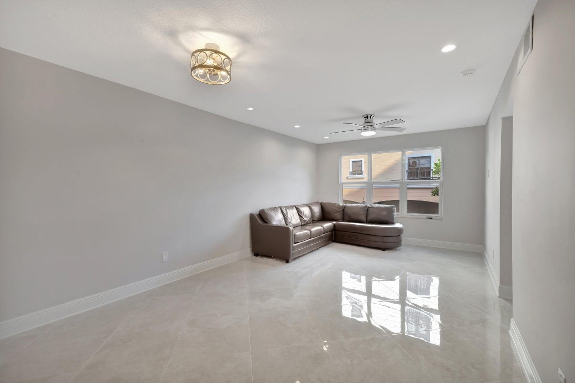 2400 NE 33rd Ave 212