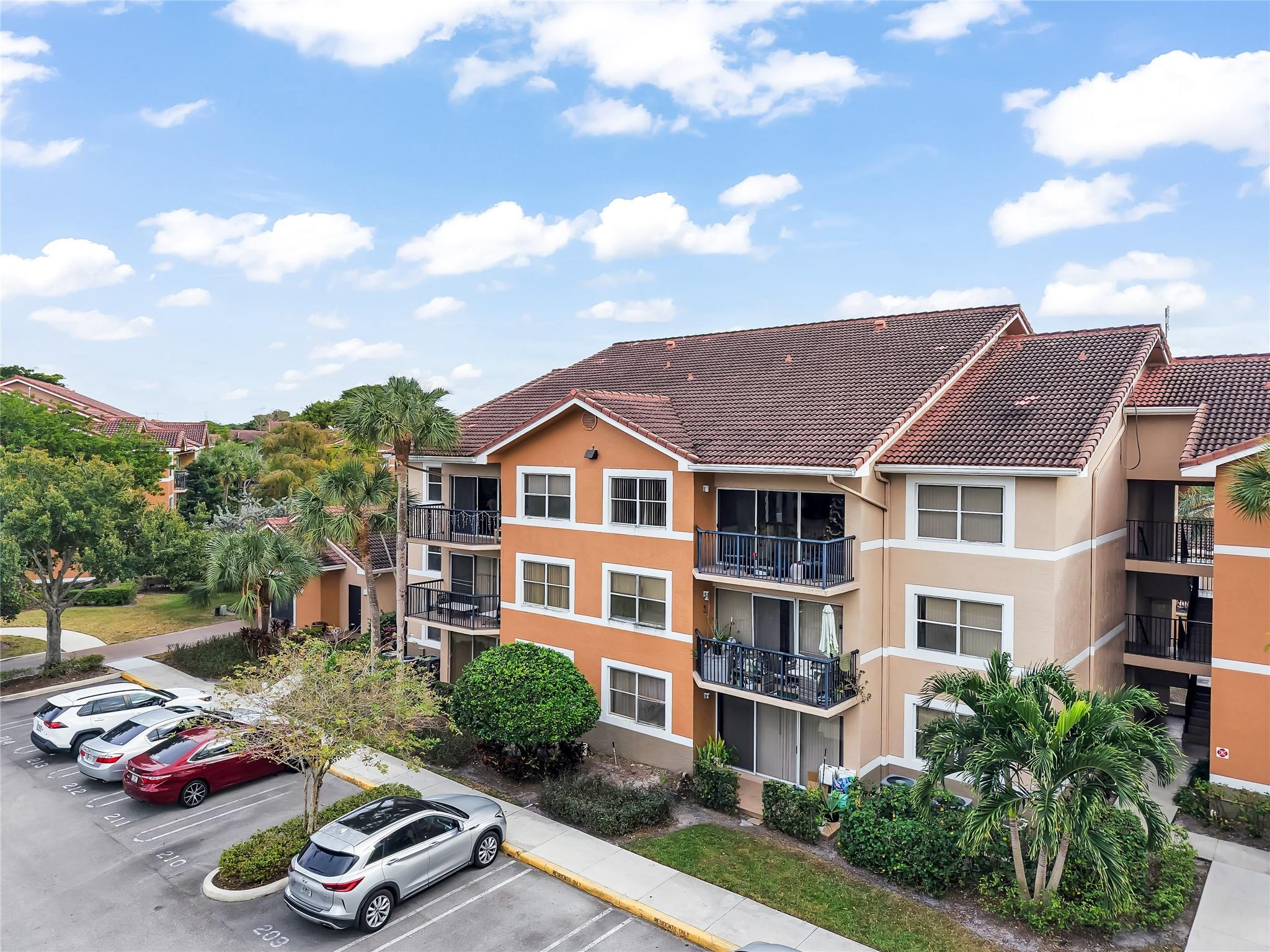 8901 Wiles Rd 308-6