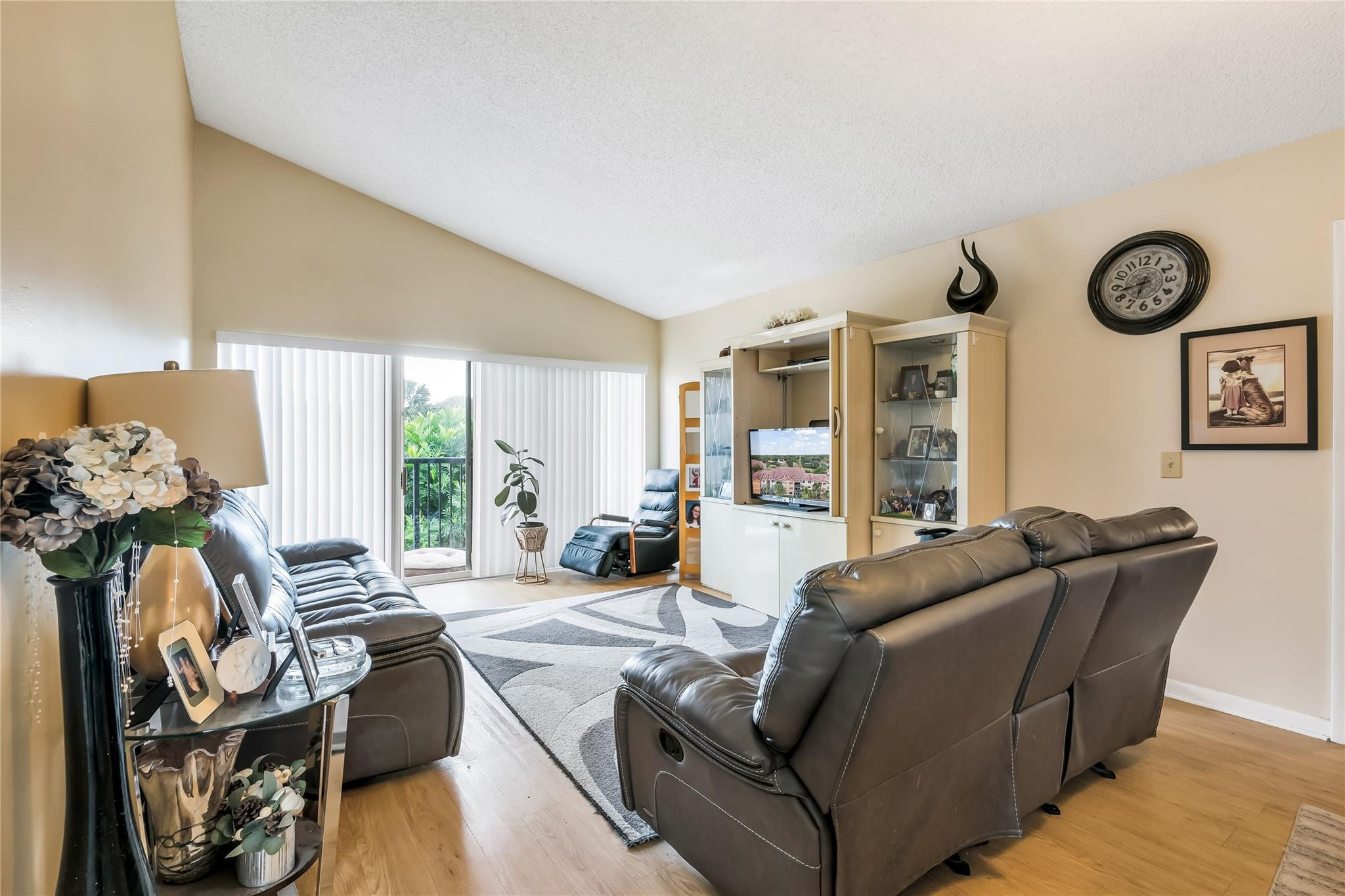 8901 Wiles Rd 308-6