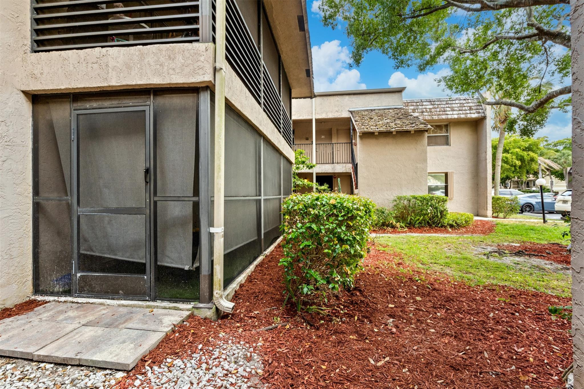 2820 Riverside Dr 104-2