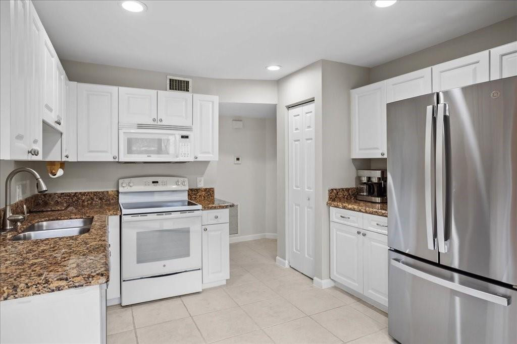 5670 Coach House Cir B