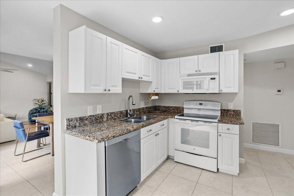 5670 Coach House Cir B