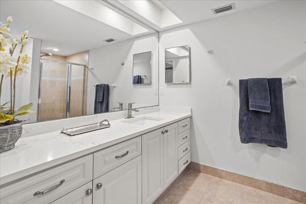 5670 Coach House Cir B