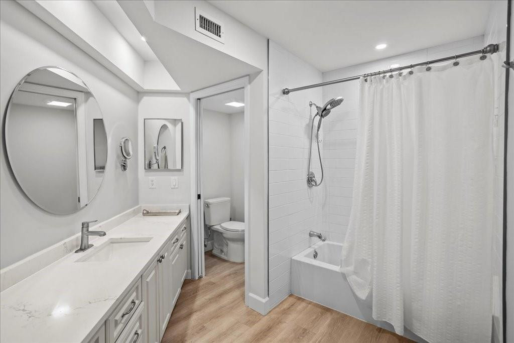 5670 Coach House Cir B