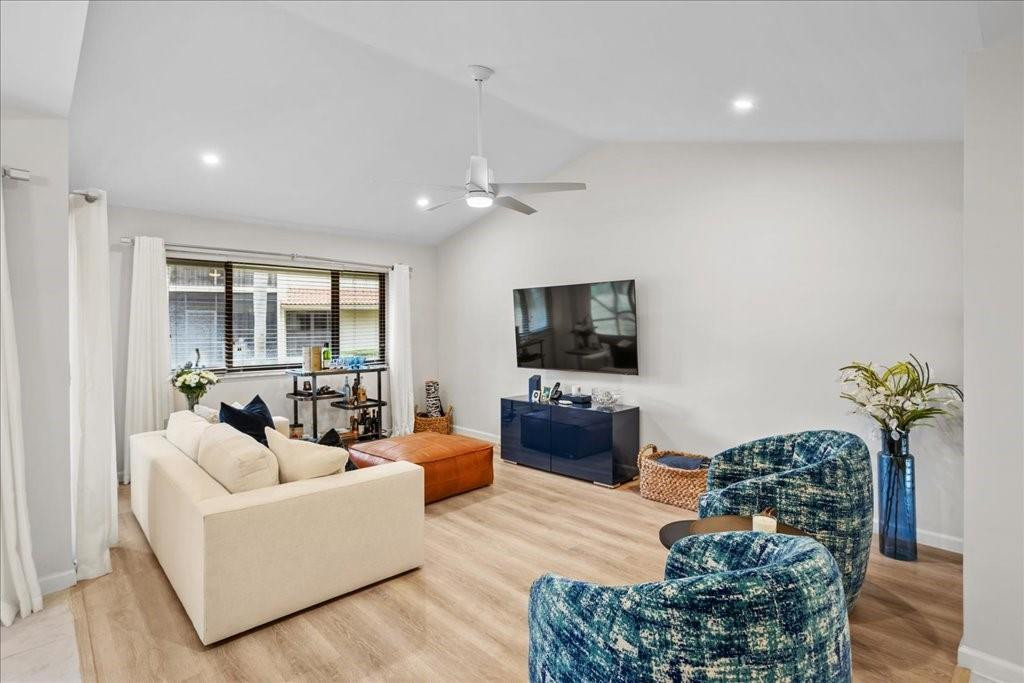 5670 Coach House Cir B