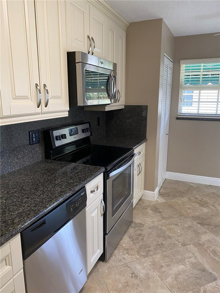 6485 Via Regina 6485