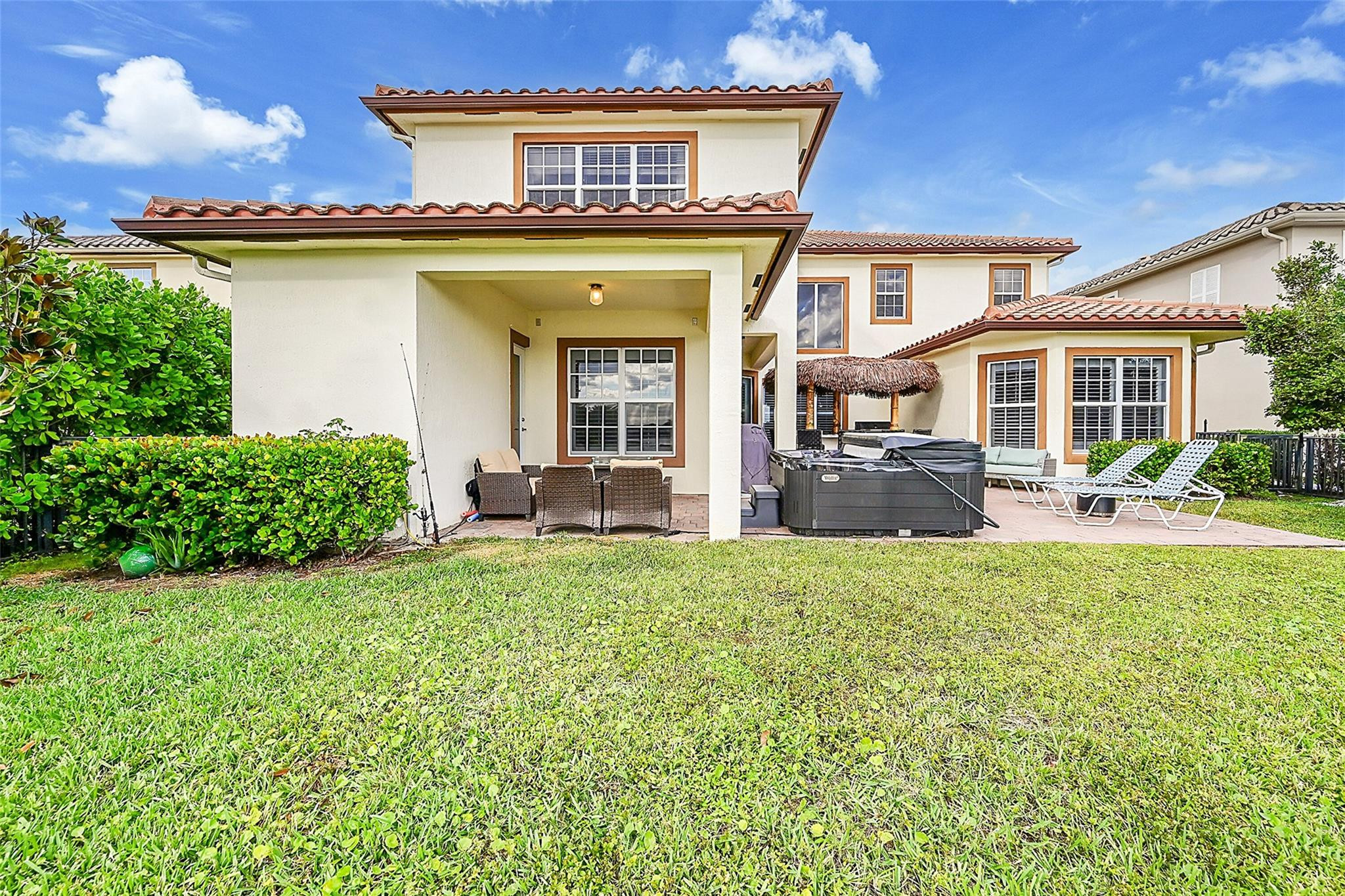 9860 Lakeview Ln