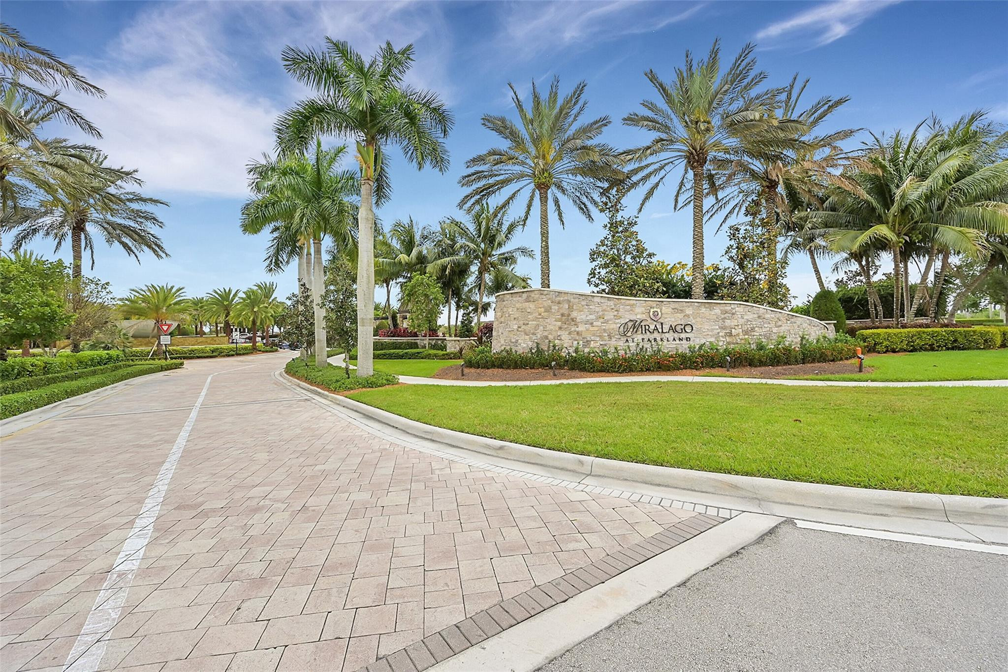 9860 Lakeview Ln