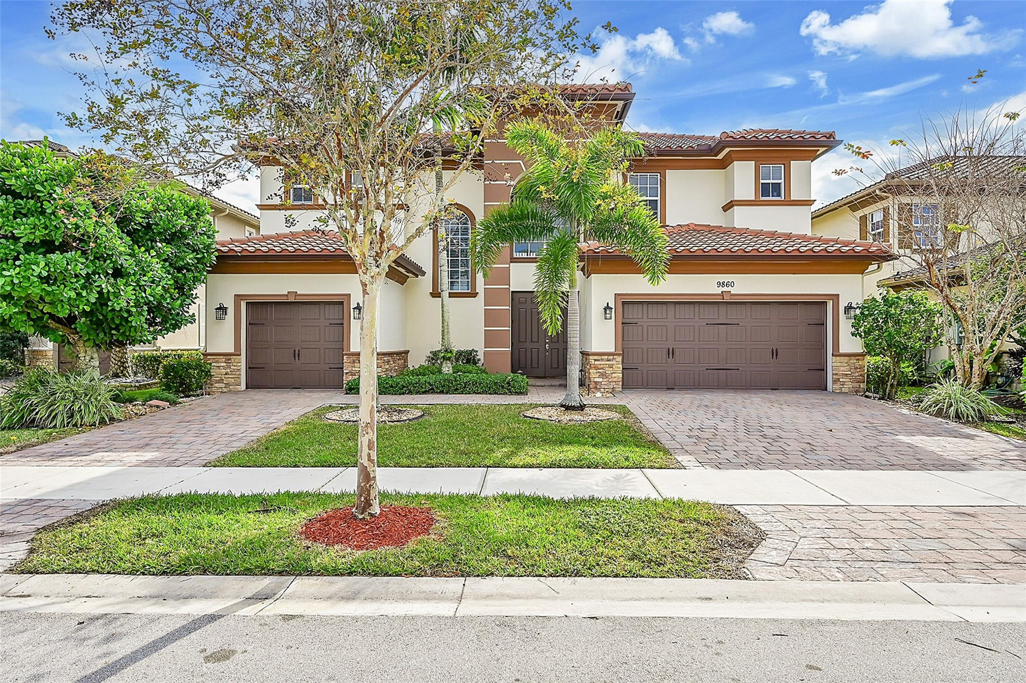 9860 Lakeview Ln