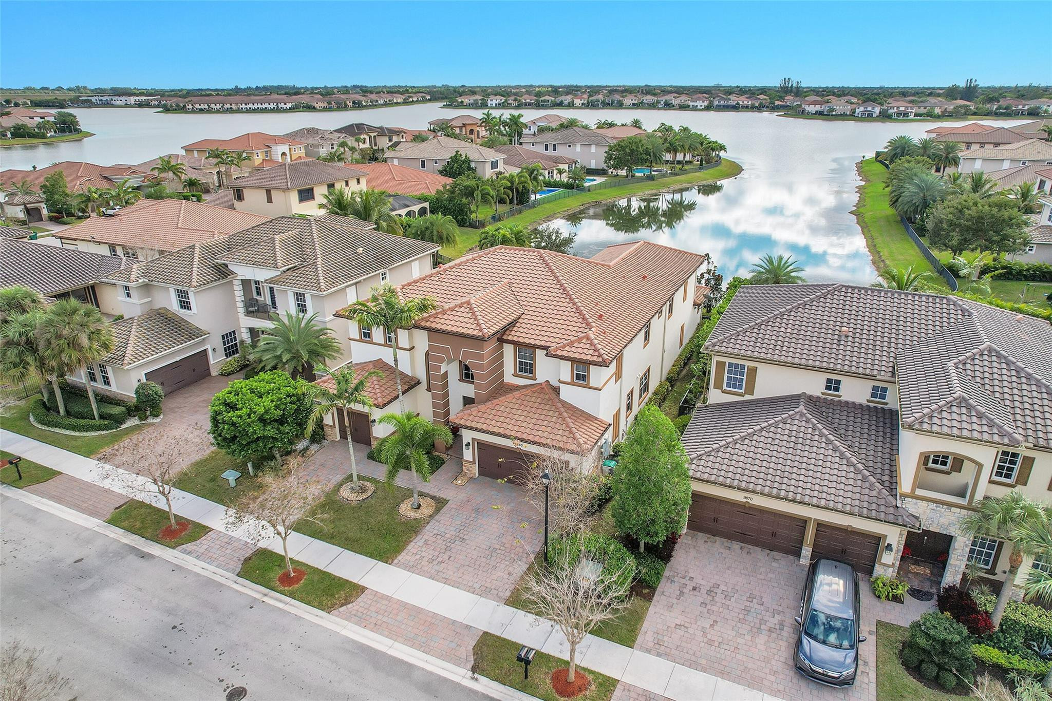 9860 Lakeview Ln