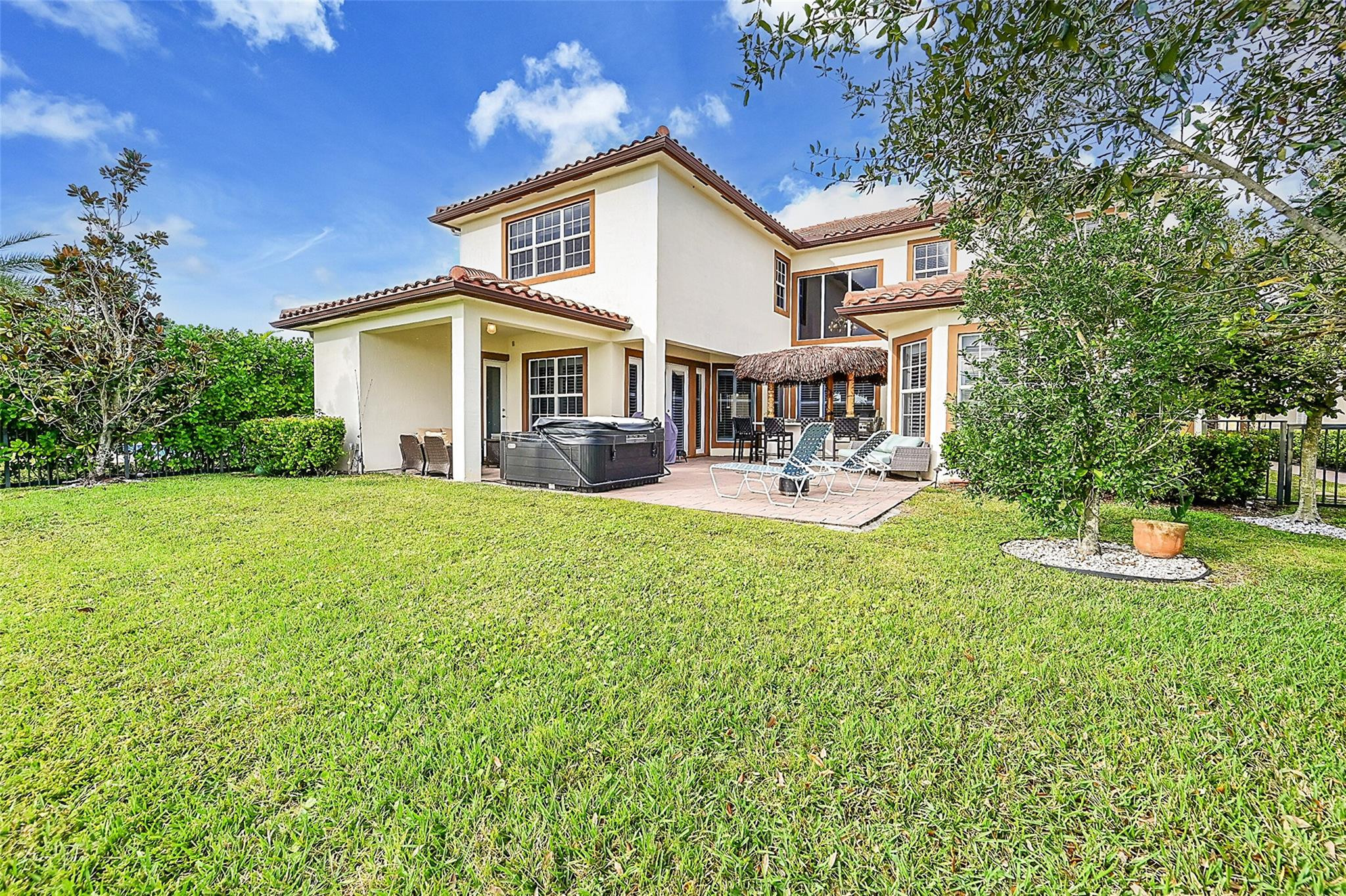 9860 Lakeview Ln