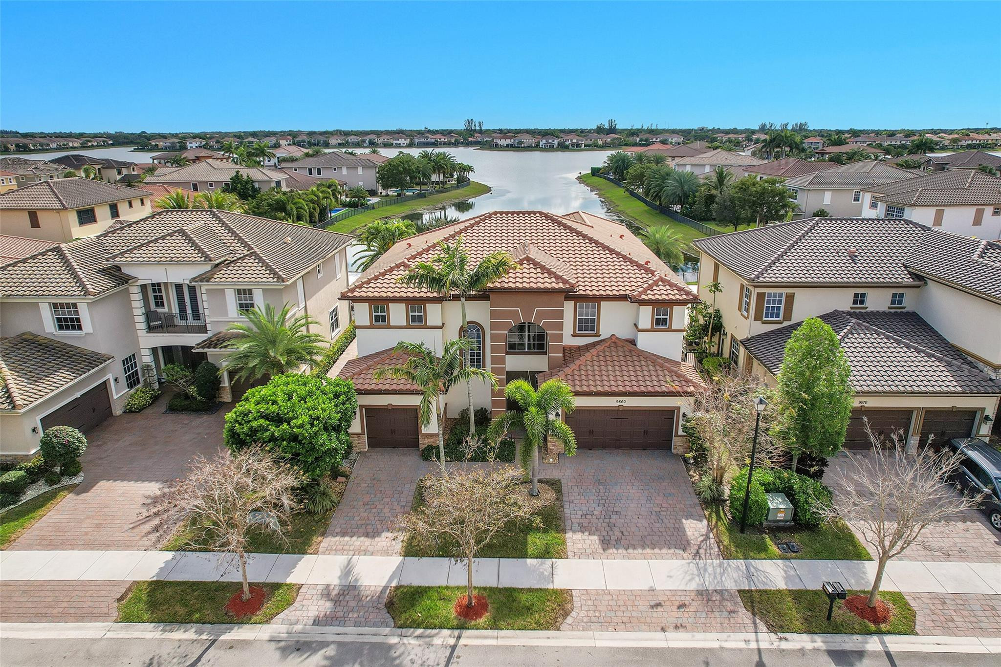 9860 Lakeview Ln