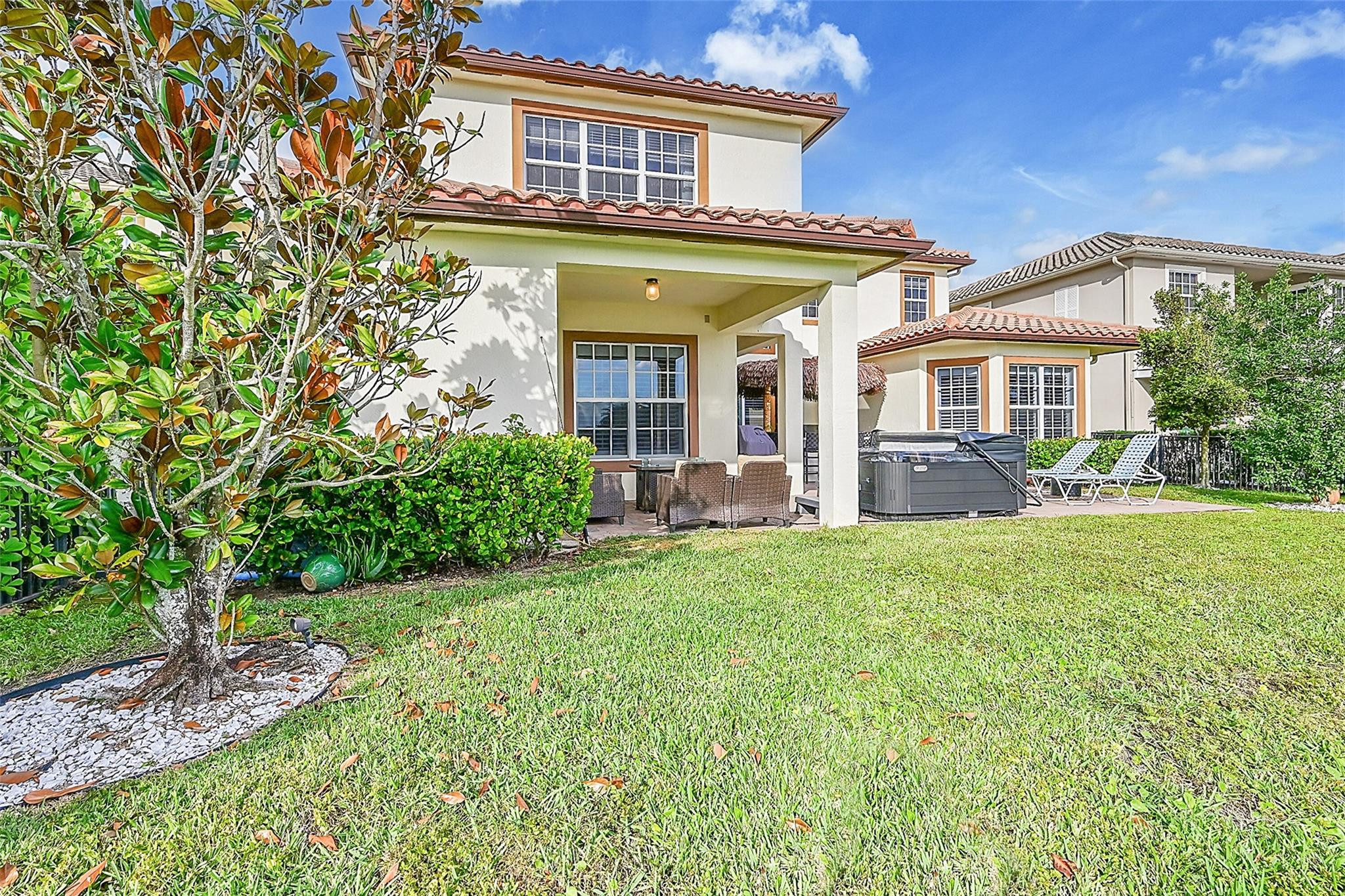 9860 Lakeview Ln
