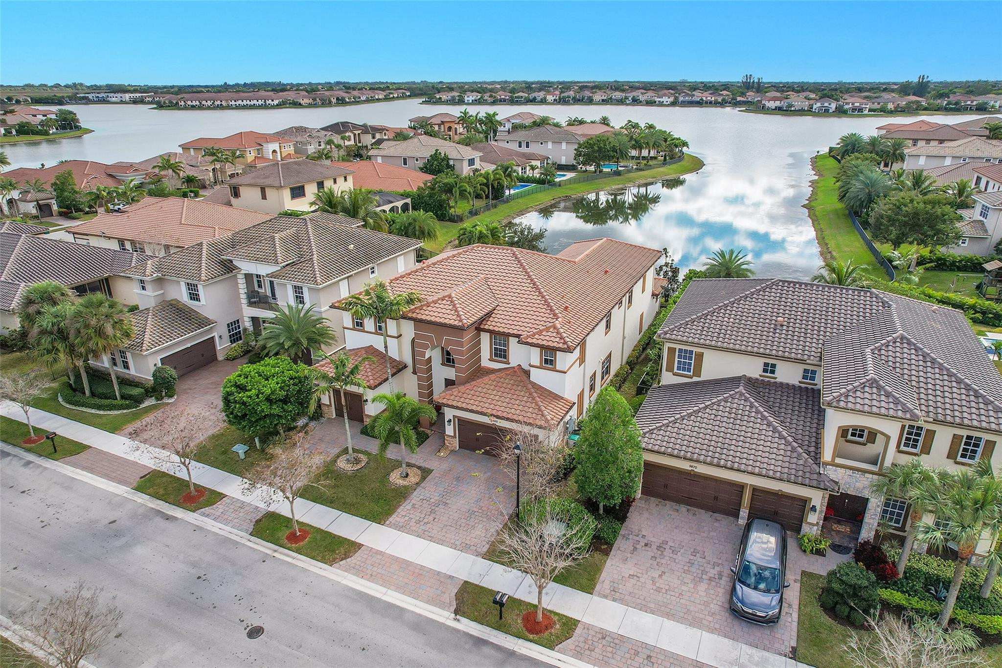9860 Lakeview Ln