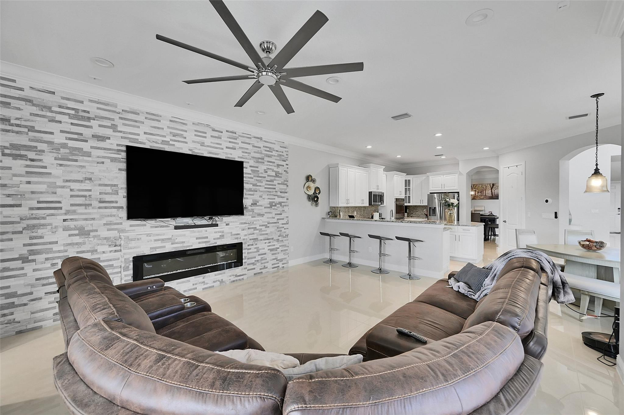 9860 Lakeview Ln