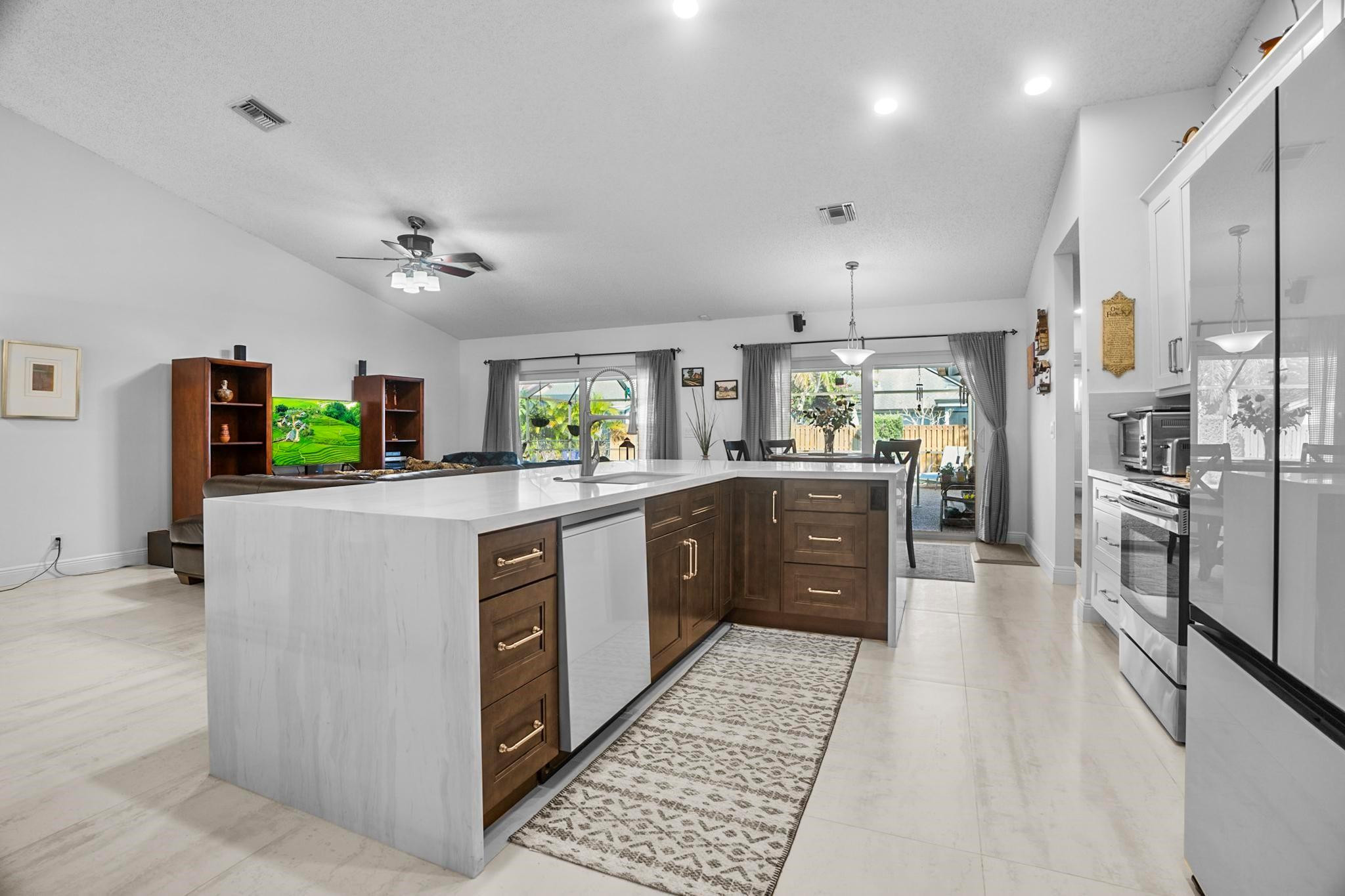 9925 NW 52nd St