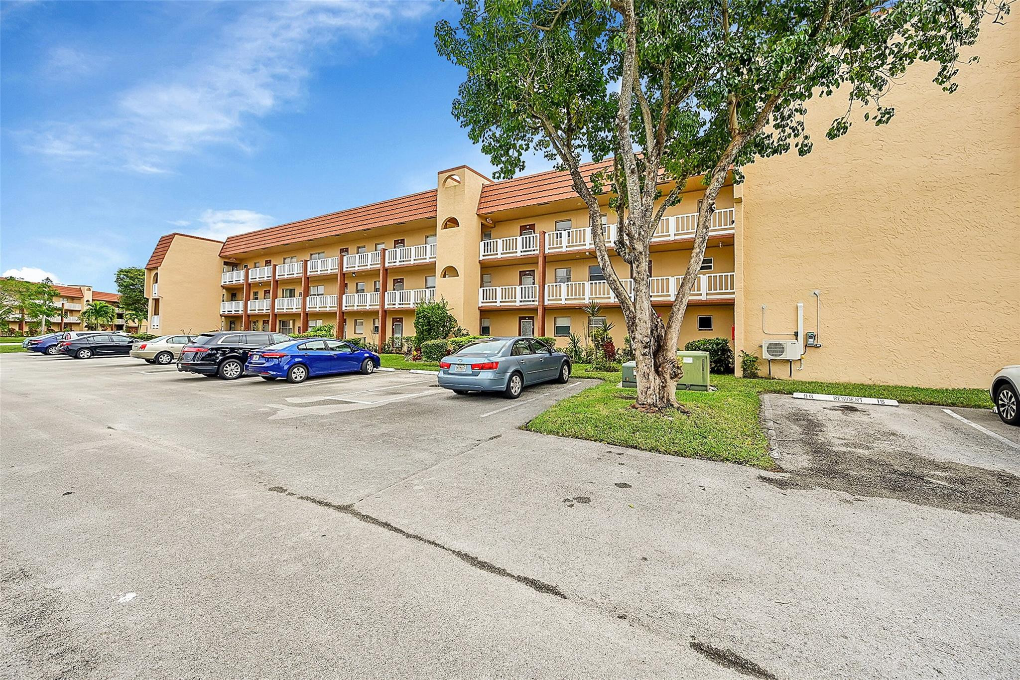 9281 Lakes Blvd 106